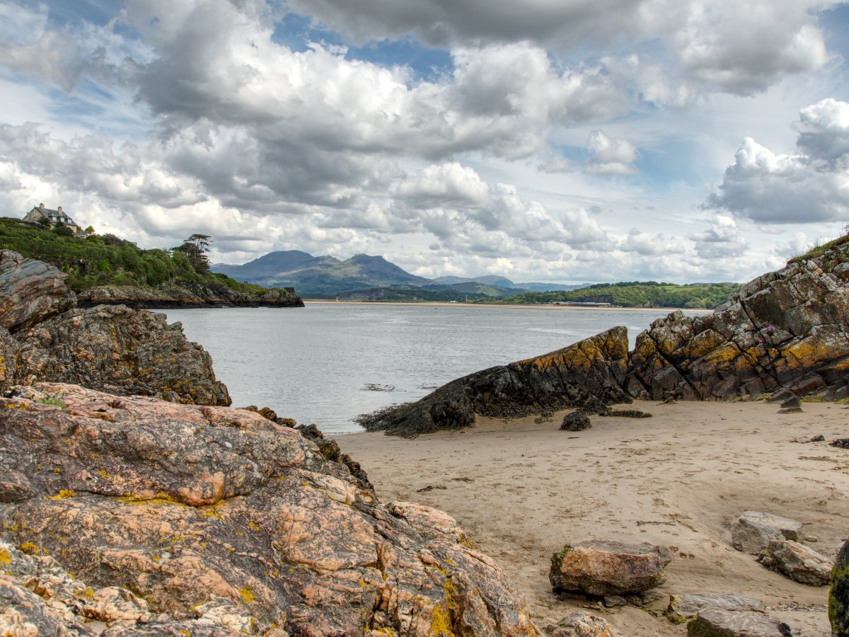 Post Banner - Borth-y-Gest coastal walk - the golden sands of Porthmadog