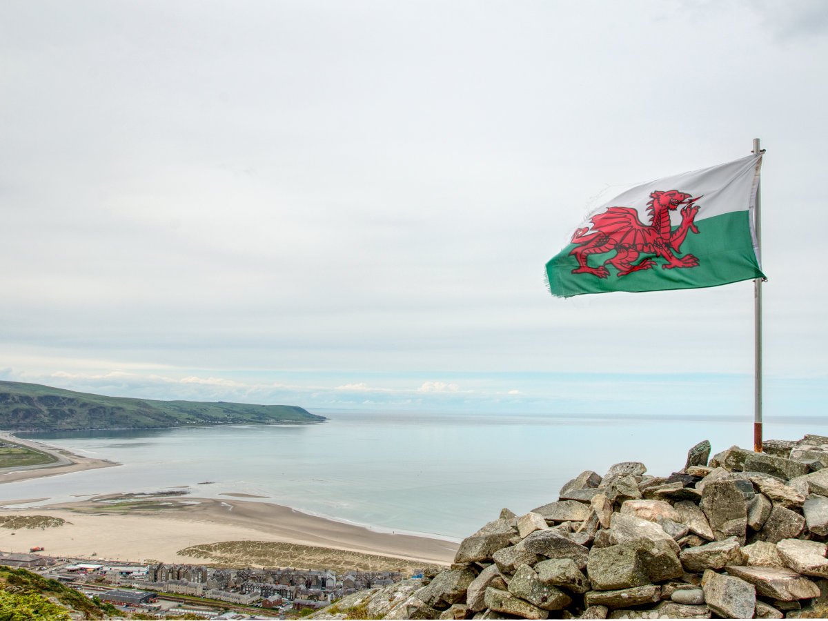 Post Banner - The Welsh Flag Viewpoint over Barmouth